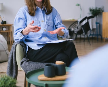 Photo d'une psychologue dans son cabinet