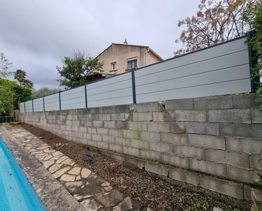 Clôture composite grise sécurisant le bord d'une piscine