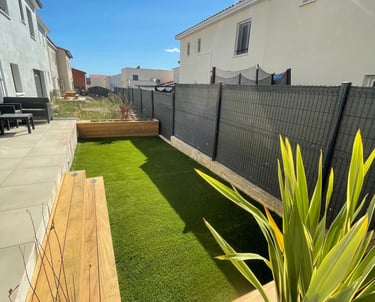 Aménagement de petit jardin avec gazon synthétique et terrasse réalisé par paysagiste à Montpellier