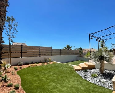 Création de jardin paysager avec gazon synthétique et massifs minéraux réalisée à Montpellier