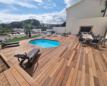 Grande terrasse bois avec piscine intégrée réalisée par paysagiste à Montpellier