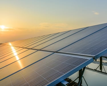 Solarpanelen ausgestatteter Solarpark an einem sonnigen Tag.