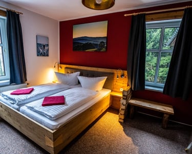 Doppelbett mit Altholzdetails aus unserer Tischlerei