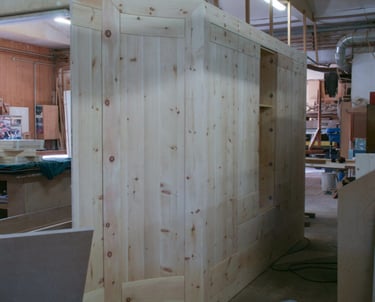 ein Kleiderschrank fürs Schlafzimmer aus dem Holz der Zirbelkiefer
