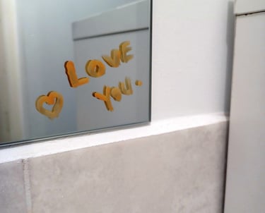 Traces de son passage: I love you sur un miroir