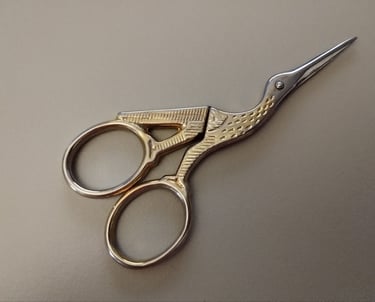 Ciseaux de broderie dorés et argentés en forme de cigogne