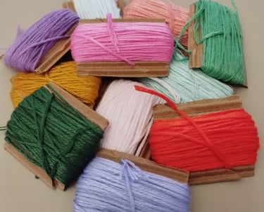 Fils de broderie multicolores exposés en petite pile