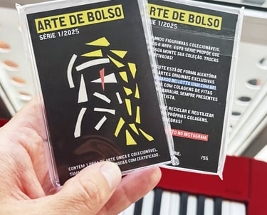 foto de uma mão segurando dois pacotes da série arte de bolso.