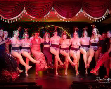 Cabaret, cols plumes, paillettes, talons strass, danseuse, showgirl, éventails, burlesque