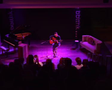 Singer-songwriter Lotta Jenny op het podium
