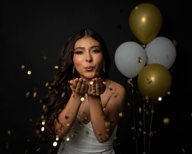 Retrato de niña celebrando su fiesta con globos y piñata en salón de eventos