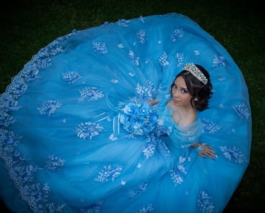 Quinceañera posando para sesión editorial en jardines representativos de Aguascalientes.