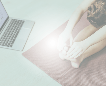 Ledolink bendruomenės narė atlieka pratimus pagal individualų planą