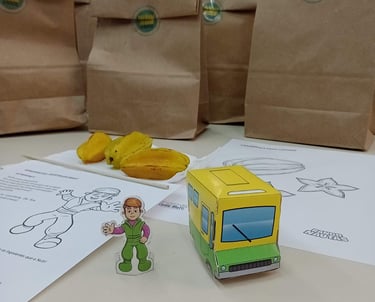 Regui, personagem dos Rangonautas que representa os alimentos reguladores, com uniforme verde e roxo