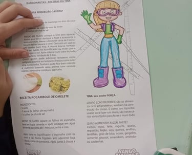 Tina, personagem dos Rangonautas que representa as proteínas, usando uniforme rosa e amarelo.