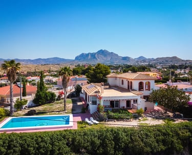 fotografía de villa con piscina en la costa blanca