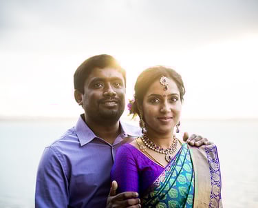 Un magnifique portrait de couple au coucher du soleil lors de leur mariage