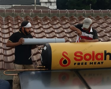 Team solahart HomeCare melakukan instal pemasngan  solahart