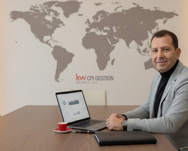 Igor Blanco en sala de reuniones; mapa de América y Europa; laptop abierta, espresso y pluma.