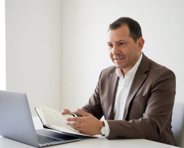 Retrato profesional de Igor Blanco en interior luminoso