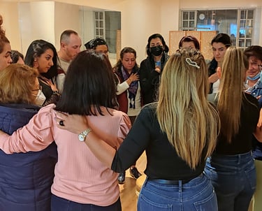 personas felices en taller de crecimiento personal y gestión emocional