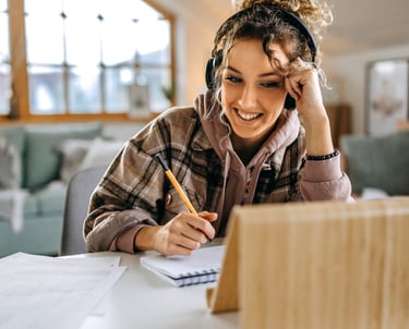 mujer en terapia online aprende a gestionar sus emociones y a ser feliz
