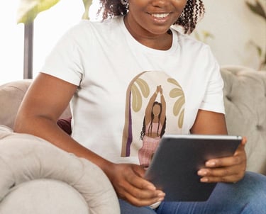 T-shirt personnalisé avec une illustration originale d'une femme faisant du yoga par Studio Kaktus.