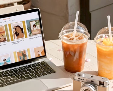 Ordinateur affichant la boutique en ligne de Studio Kaktus, présentant ses illustrations et affiches