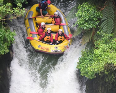 travellers white water rafting in rotorua