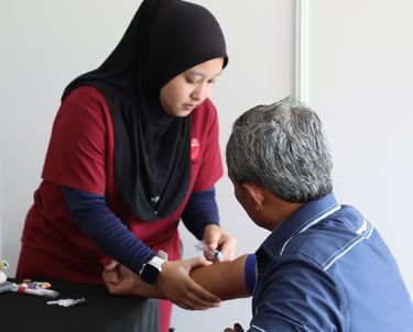 pekerja vendor makanan menerima suntikan tifoid dari poliklinik desaru dr.abdullah@maliq