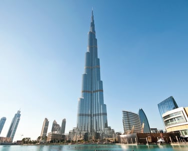 O Burj Khalifa é o edifício mais alto do mundo, localizado em Dubai, nos Emirados Árabes Unidos. Com uma altura impressionant