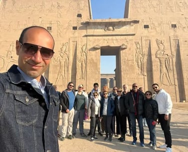 Turma de turistas do brasil frente do templo de Edfu guiados pelo EAGIPTOLOGO HADI SALAH .GUIA DE EGITO