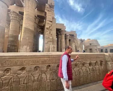 Grupo do Brasil em excursão com guia Hadi no Templo de Kom Ombo”