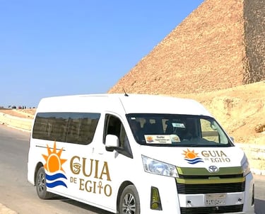 Van de turismo da Guia de Egito com motorista e guia egiptólogo, oferecendo transporte privativo e seguro no Cairo e Gize
