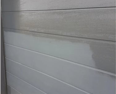 Application d'un rénovateur de couleur et de matière sur une porte de garage sectionnelle