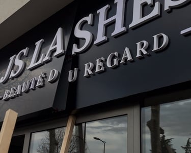 Enseigne en lettres relief 3D non lumineuses posées sur une façade commerciale