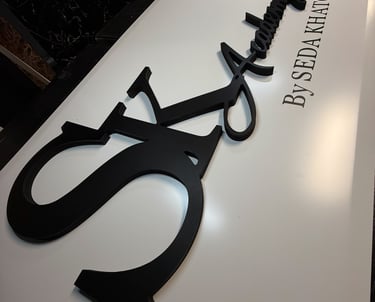 Fabrication artisanale d’enseigne en lettres relief découpées en PVC ou Plexiglas