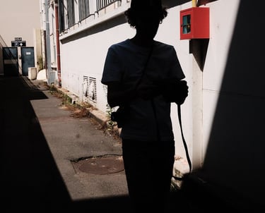 silhouette d'un photographe avec du détail rouge