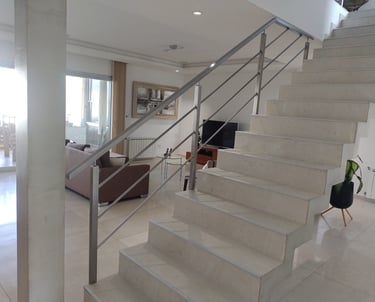 una escalera con una baranda en acero inoxidable