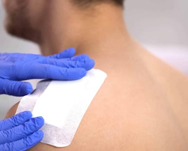 Curativos modernos realizados com cuidado profissional e atenção humanizada.
