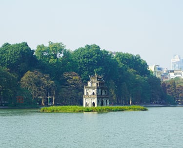 Travel guide: Ho Chi Minh mausoleum – Temple ofl literature – Hoan Kiem lake in one day
