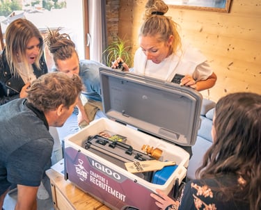 un groupe de personne qui ouvre la glacière escapero afin de sauver l'apéro qui se trouve dedans