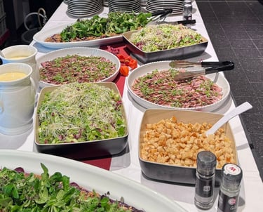 Essensbuffet mit Salaten und Carpaccio