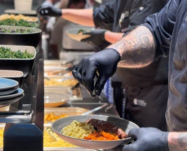 Anrichten des Catering Menüs