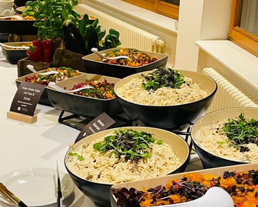 Weihnachtsbuffet auf den Tischen