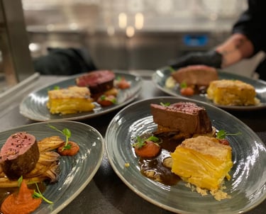 Fleisch und Kartoffelgratin auf den Tellern