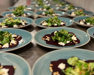 Rote Beete Carpaccio auf den Tellern angerichtet