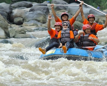 Instruktur profesional memandu peserta Paket Rafting Progo Atas dengan aman dan menyenangkan