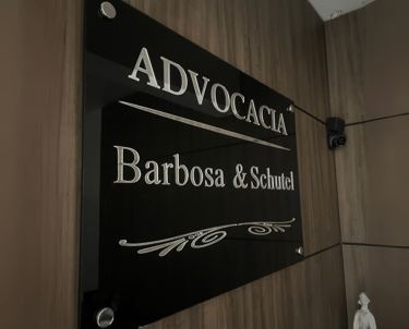 Foto da placa física da Advocacia Barbosa & Schutel