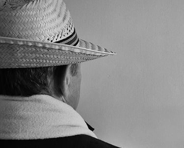 un homme portant un chapeau. Autoportrait de Stéphane Chery